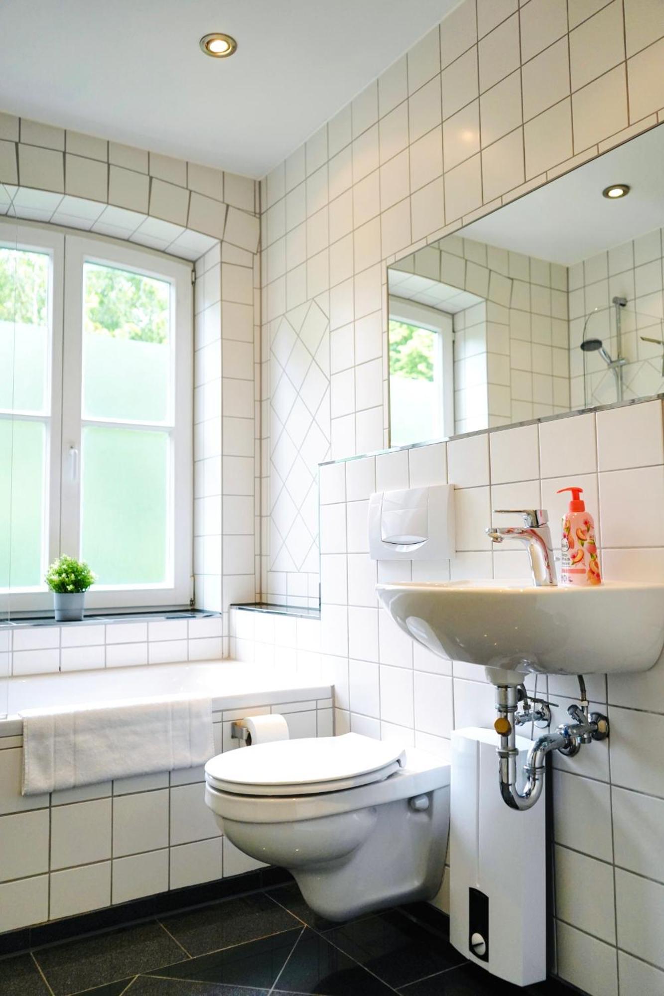 Stilvolles Apartment In Stadtnaehe-Parkplatz- 4 Personen- Balkon ウォルフスブルク エクステリア 写真