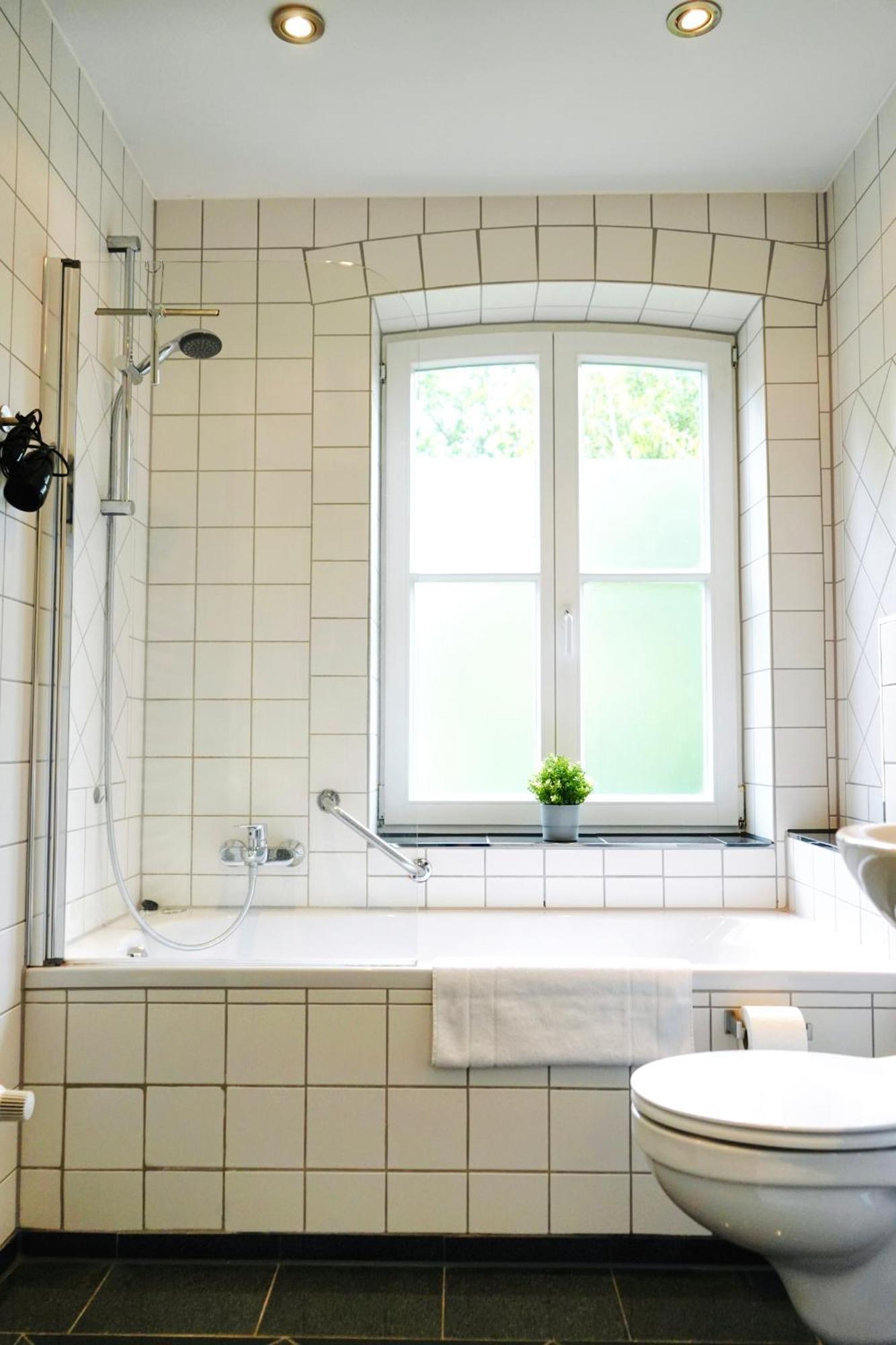 Stilvolles Apartment In Stadtnaehe-Parkplatz- 4 Personen- Balkon ウォルフスブルク エクステリア 写真